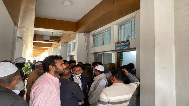 বগুড়ায় নির্বাচনী পাস ও স্টিকার বিতরণে অনিয়ম নিয়ে সাংবাদিকদের ভোগান্তি